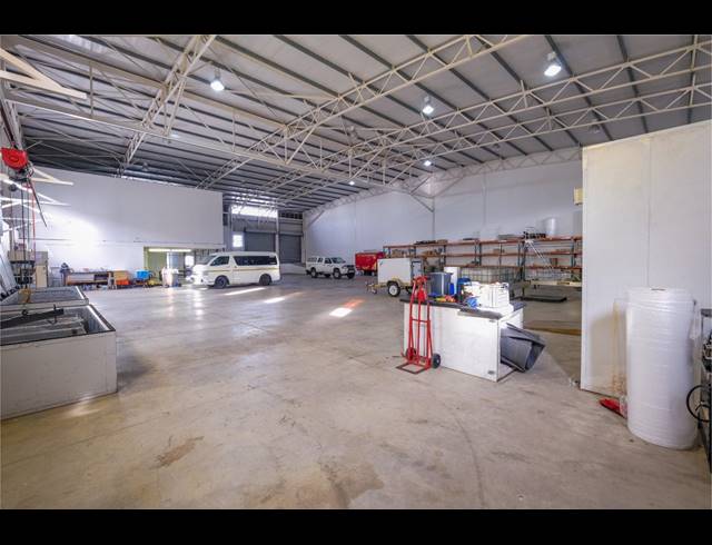 1,150M² WAREHOUSE RENTED IN CAPRICORN